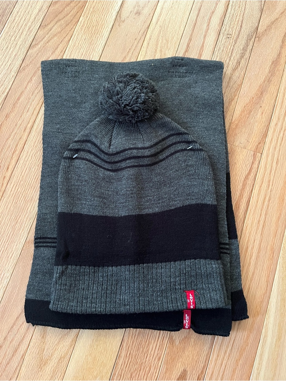 Levi's Gray Black Knit Beanie and Scarf Set Mens Minimalist Winter NWT